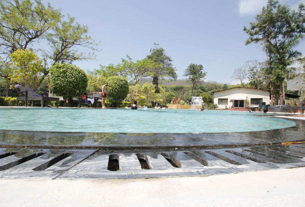 Swiming Pool Manu Maharani Resort