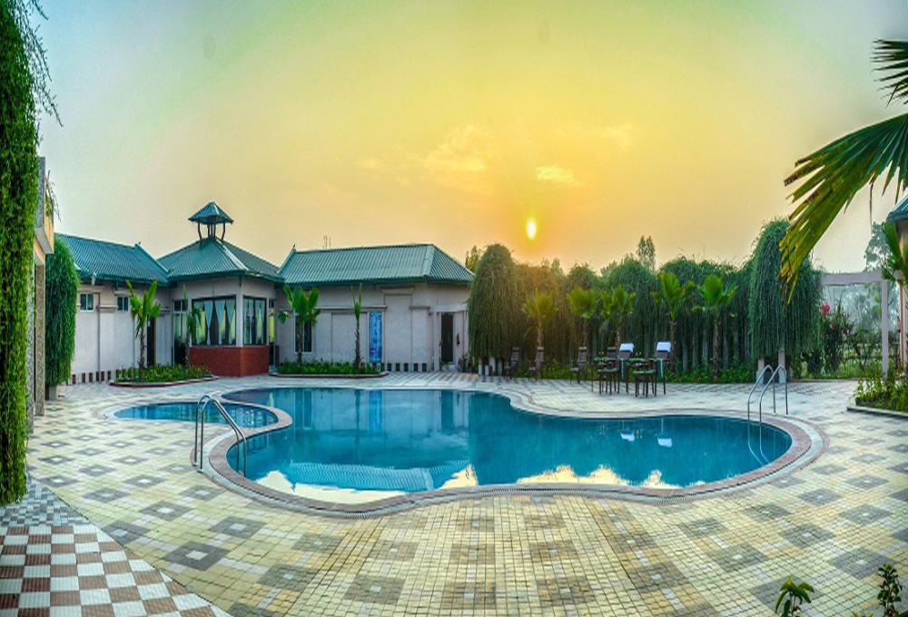 Swimming pool Gajraj Trails Resort